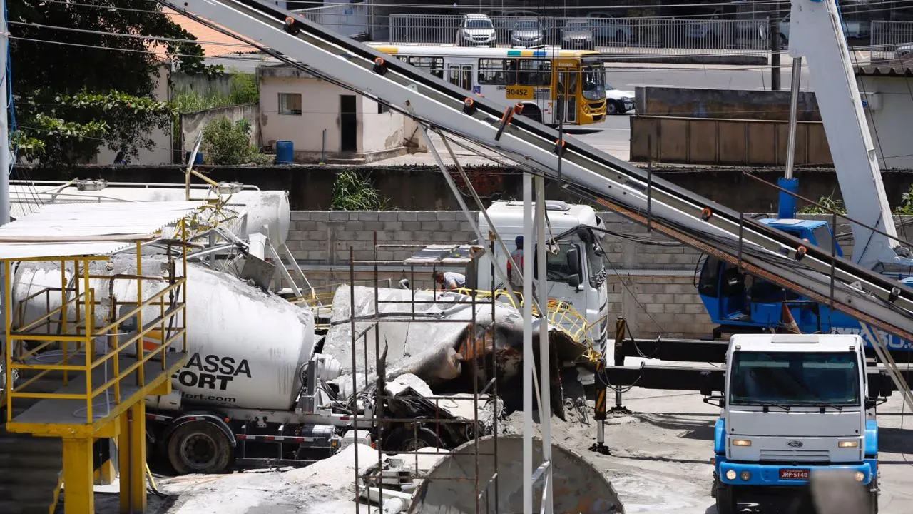 Reservatório de cimento caiu por cima de três trabalhadores da Massa Fort Concreto