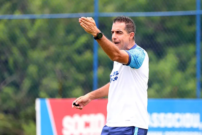 Técnico Renato Paiva em treino do Bahia