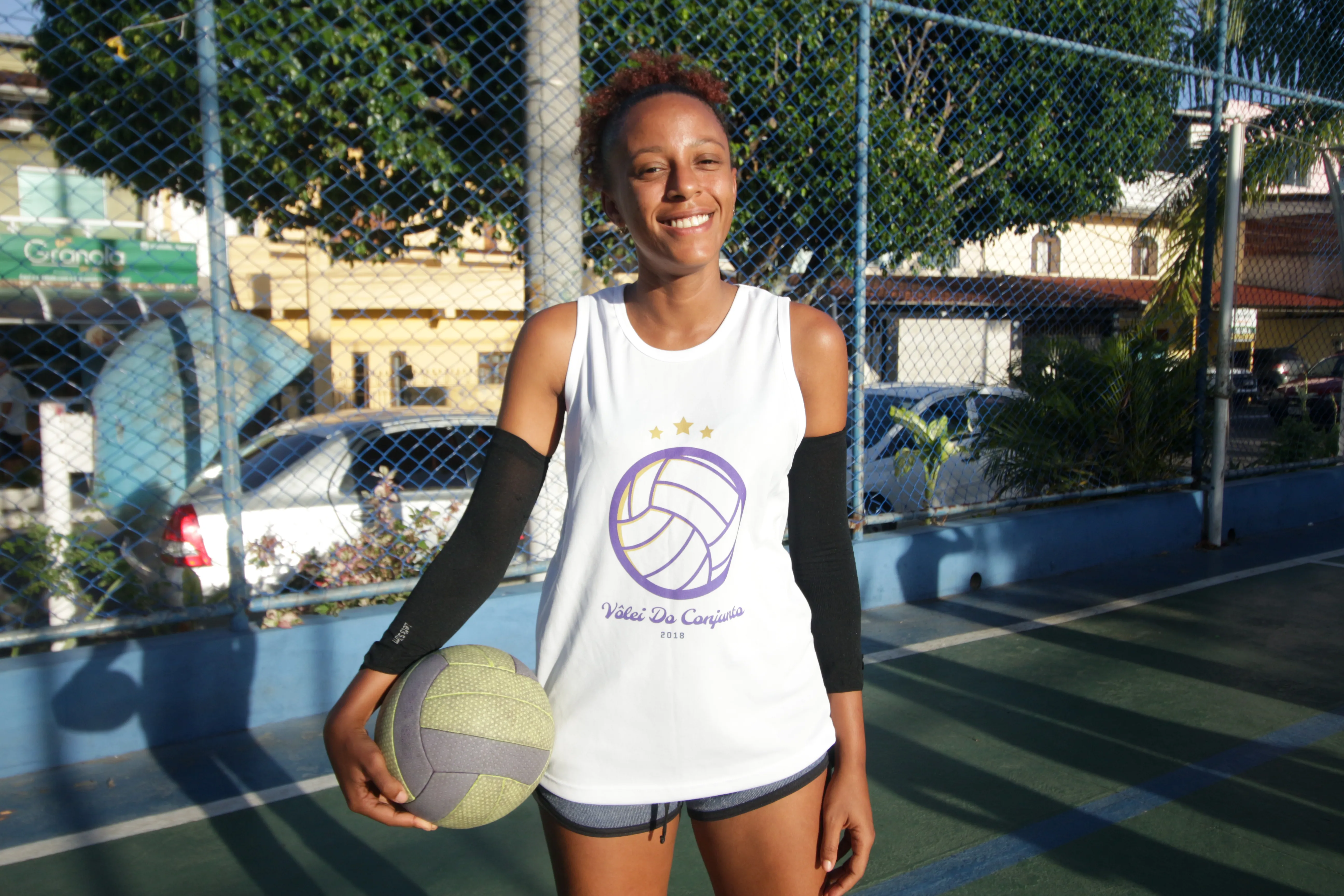 MASSA - ESPORTE
Projeto social vólei do conjunto.Conjunto Senhor do Bonfim, Plataforma- Salvador.Na foto:Joice Santos fundadora  do projeto volei do conjunto na vida da comunidade e sua importância para todos os praticantes do esporte )na quadra publica do bairro de plataforma em Salvador.(entrevistado reporter
Foto:Denisse Salazar/ AG. A TARDE
Data:14/03/2023