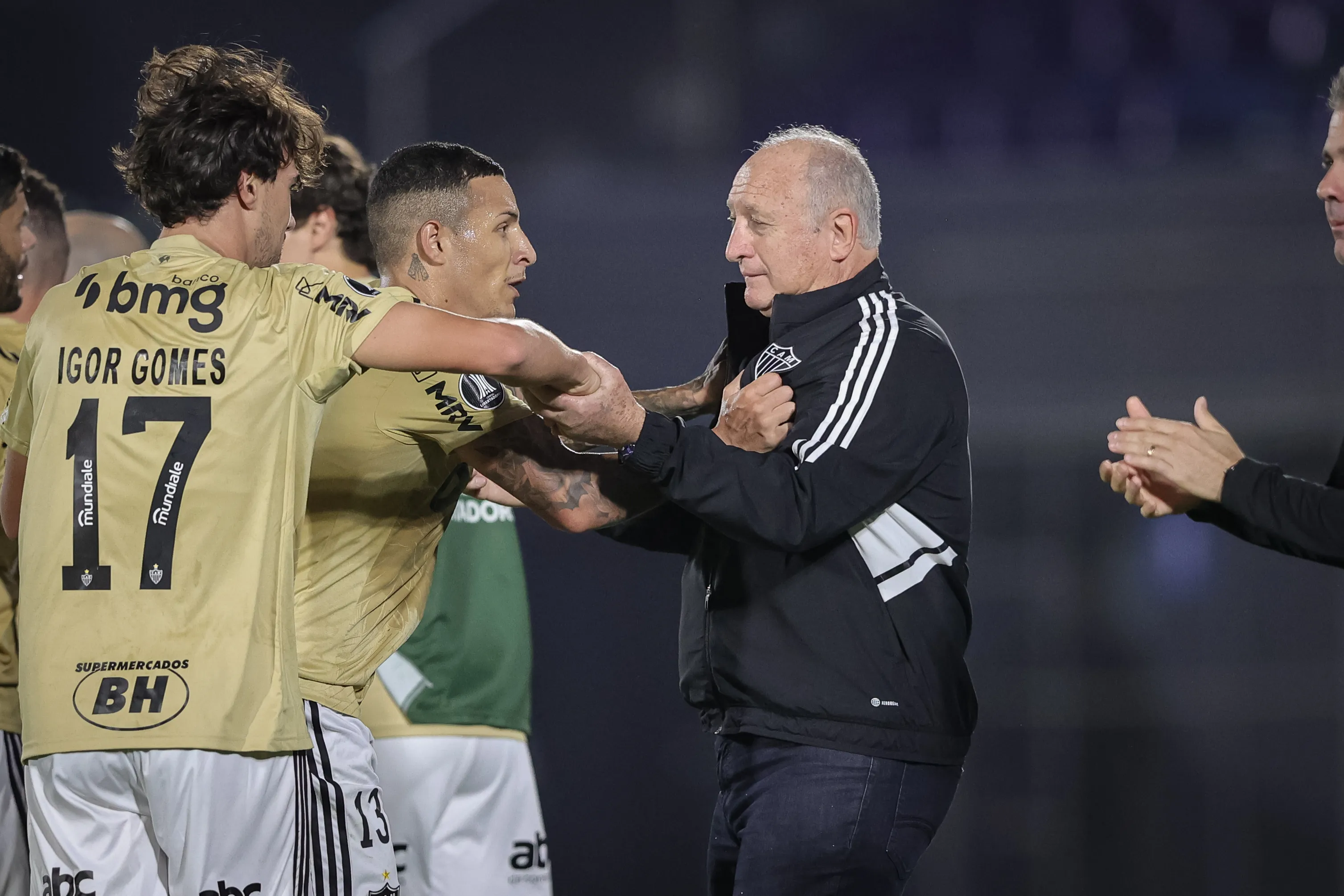 Jogadores comemoram a classificação com Felipão