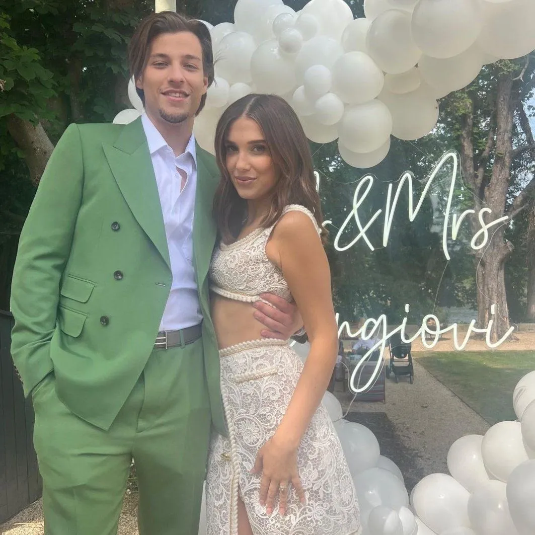 Casal posa para foto em decoração da festa