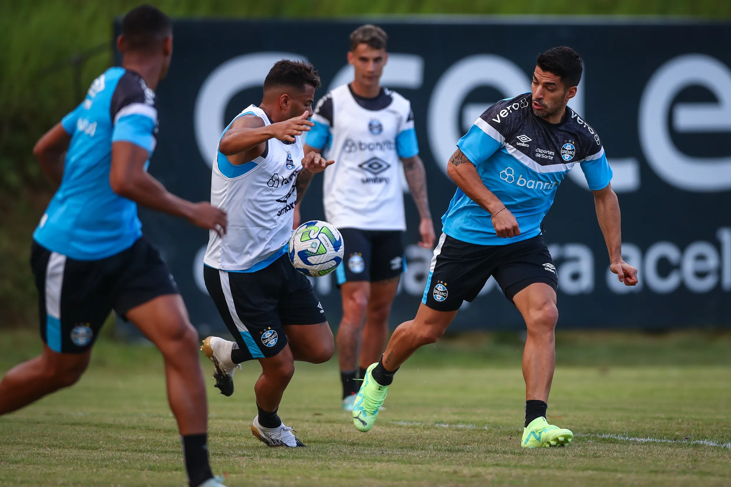 Jogadores do Gremio realizam treino