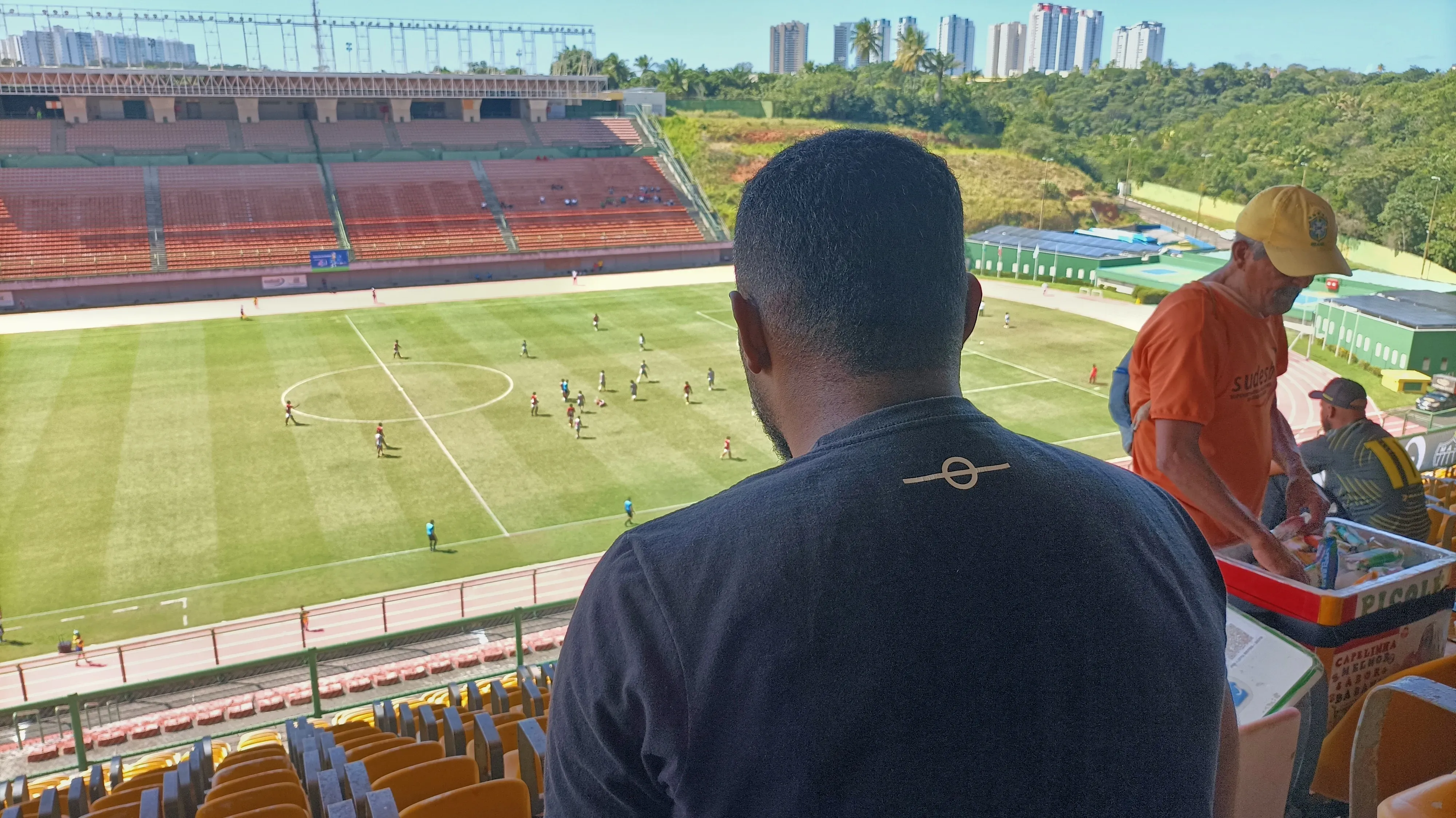 Vinícius Paixão, representante da Paixão Sports, assitindo a final da Copa 2 de Julho