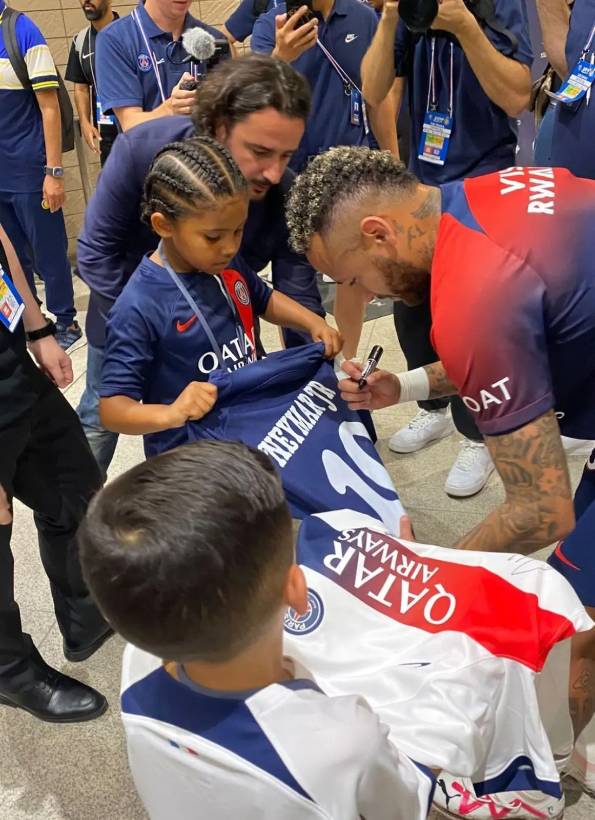 Neymar autografa camisa para filho de Kim Kardashian e Kanye West