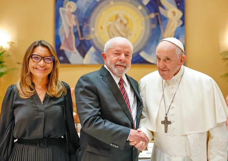 Presidente Lula e a primeira-dama Janja com papa Francisco, no Vaticano