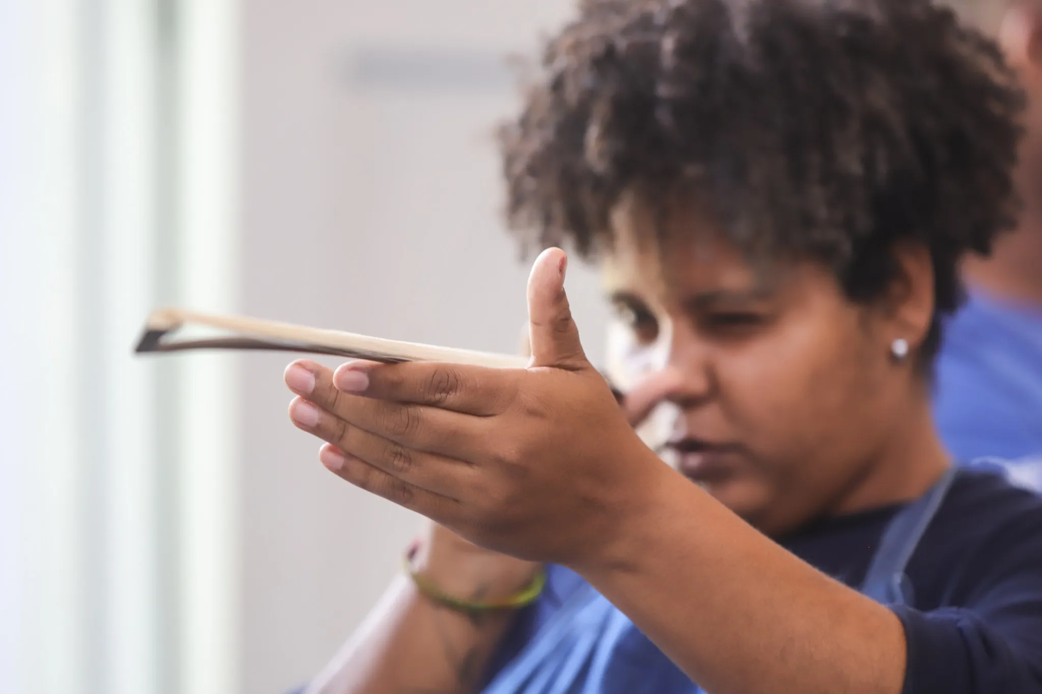 Orquestra Neojiba fazendo ajustes em instrumentos