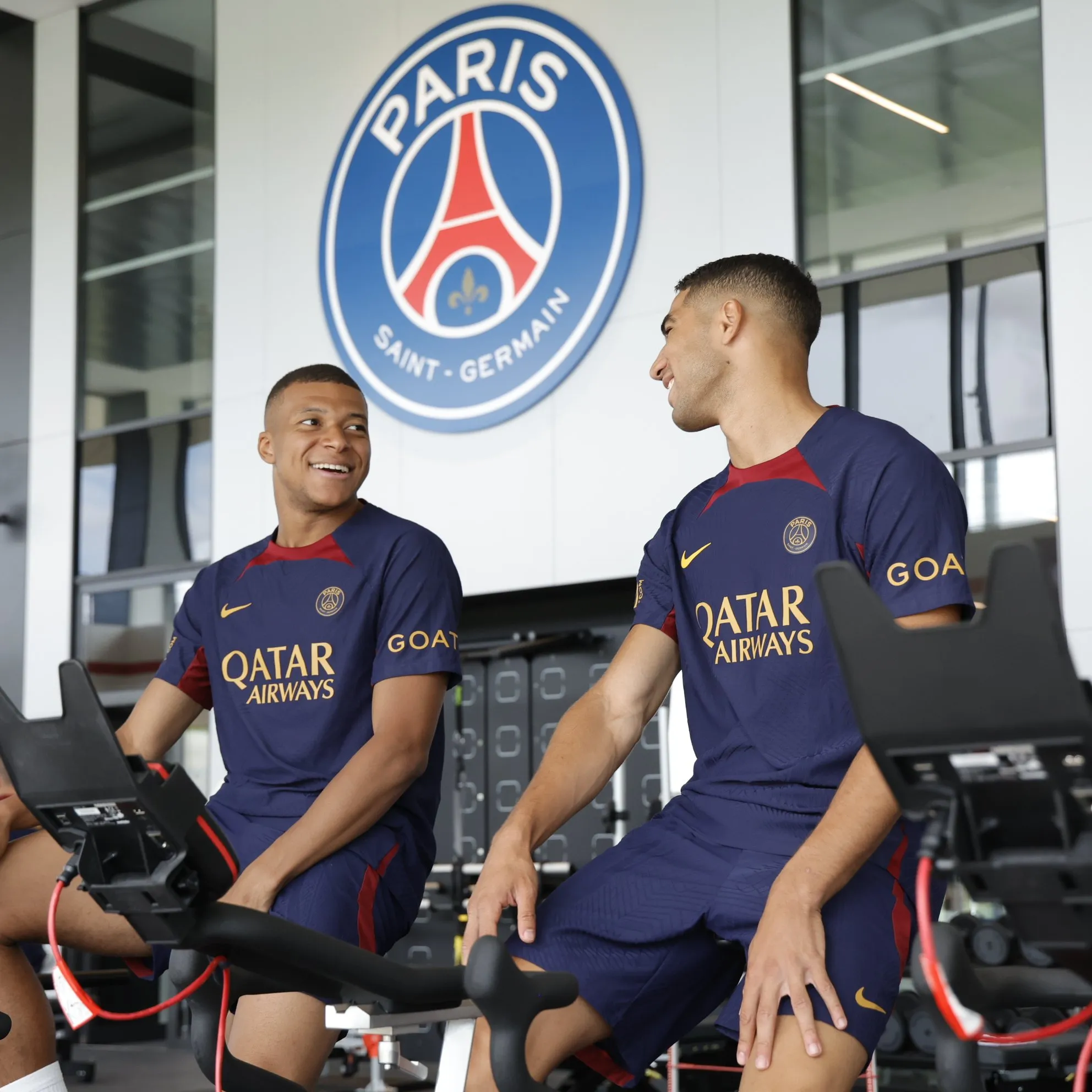 Mbappé e o companheiro Hakimi