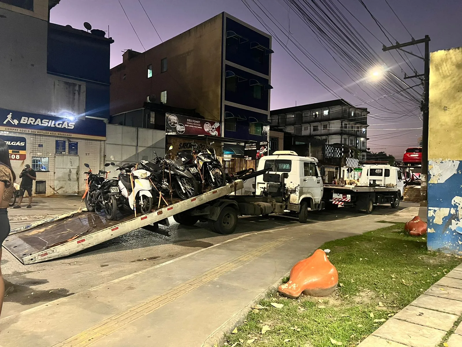 Veículos estão sendo apreendidos na operação