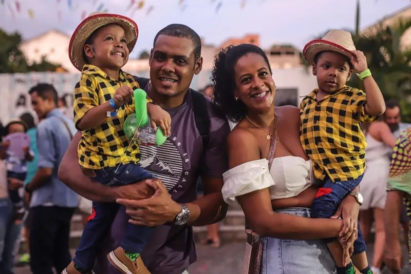 O casal Carmen e Ravel aproveitou o último dia da atração no Pelourinho para levar os filhos Rael e Ravi, de 3 anos