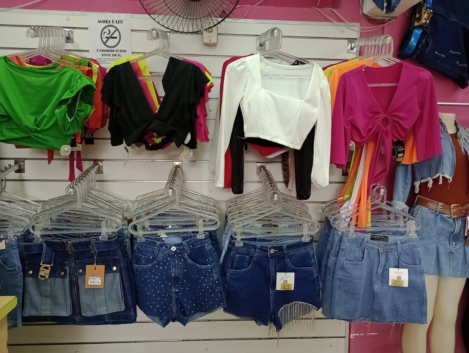 Os shorts jeans com brilhos ganharam destaque