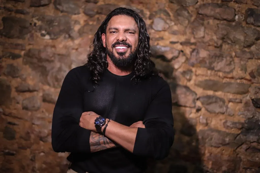 Thales tem diversos sucessos entoados por famosos