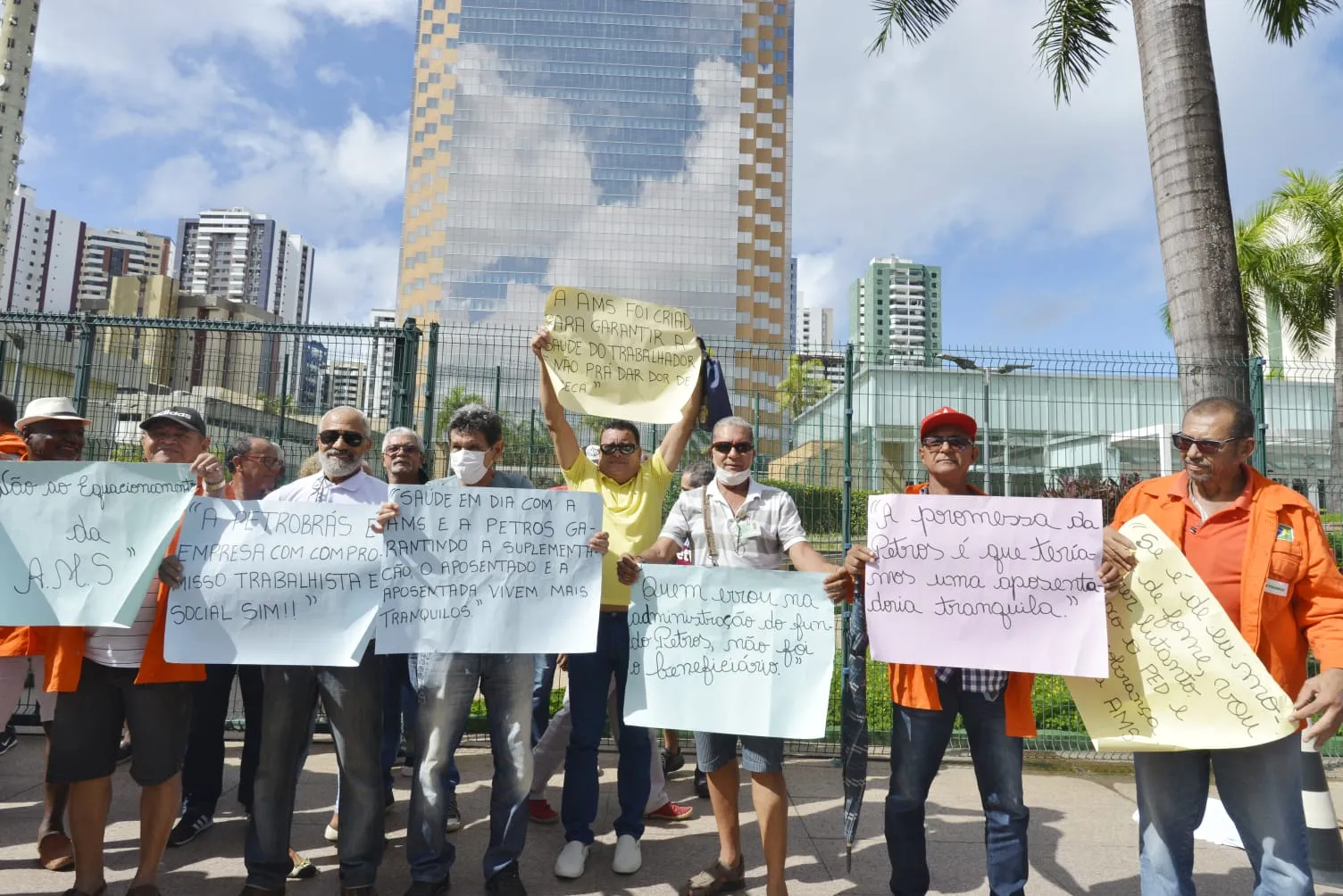 Imagem ilustrativa da imagem Petroleiros protestam e pedem volta da sede da Petrobras em Salvador