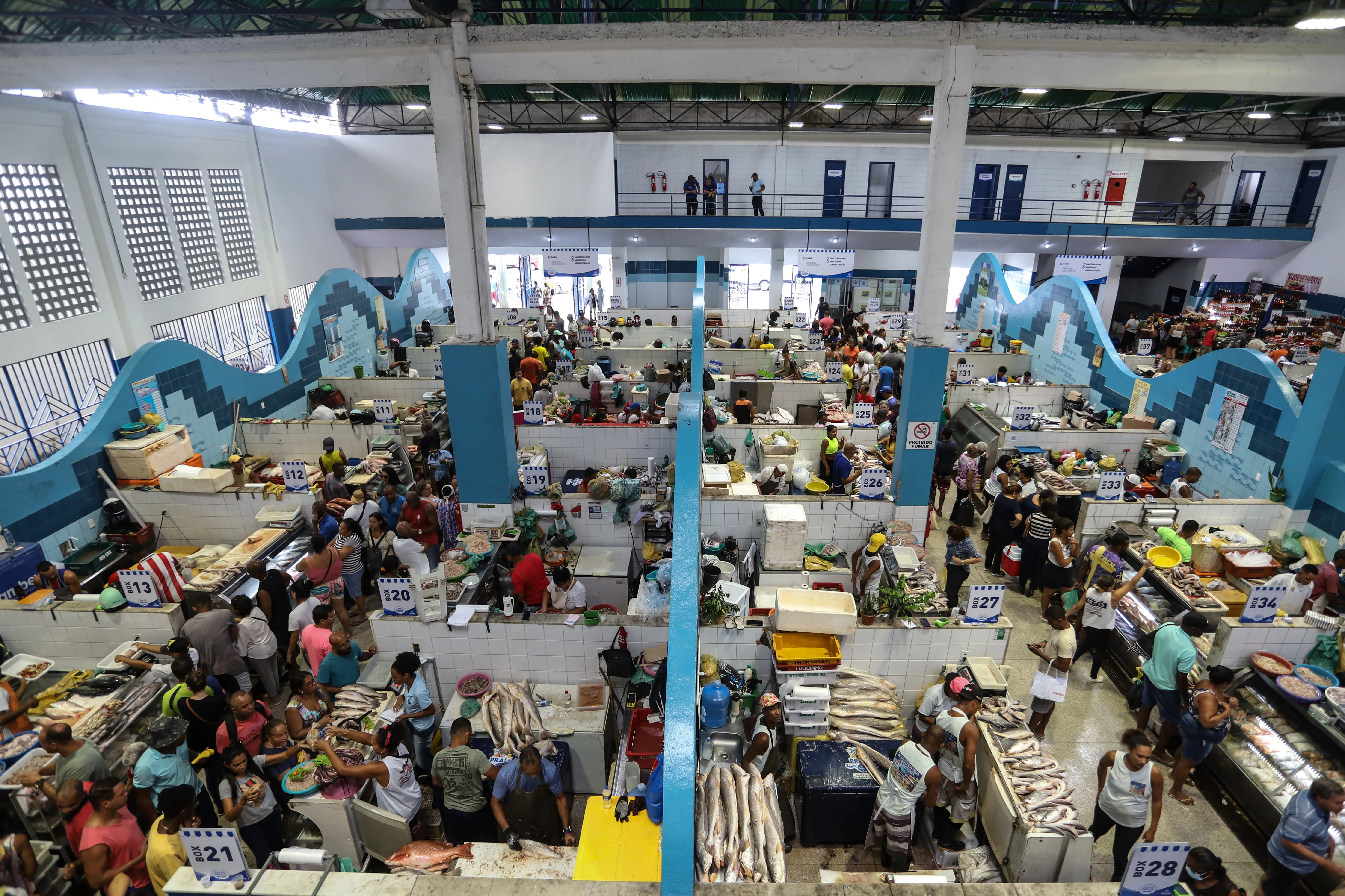 Pessoas fazendo compras no Mercado do Peixe