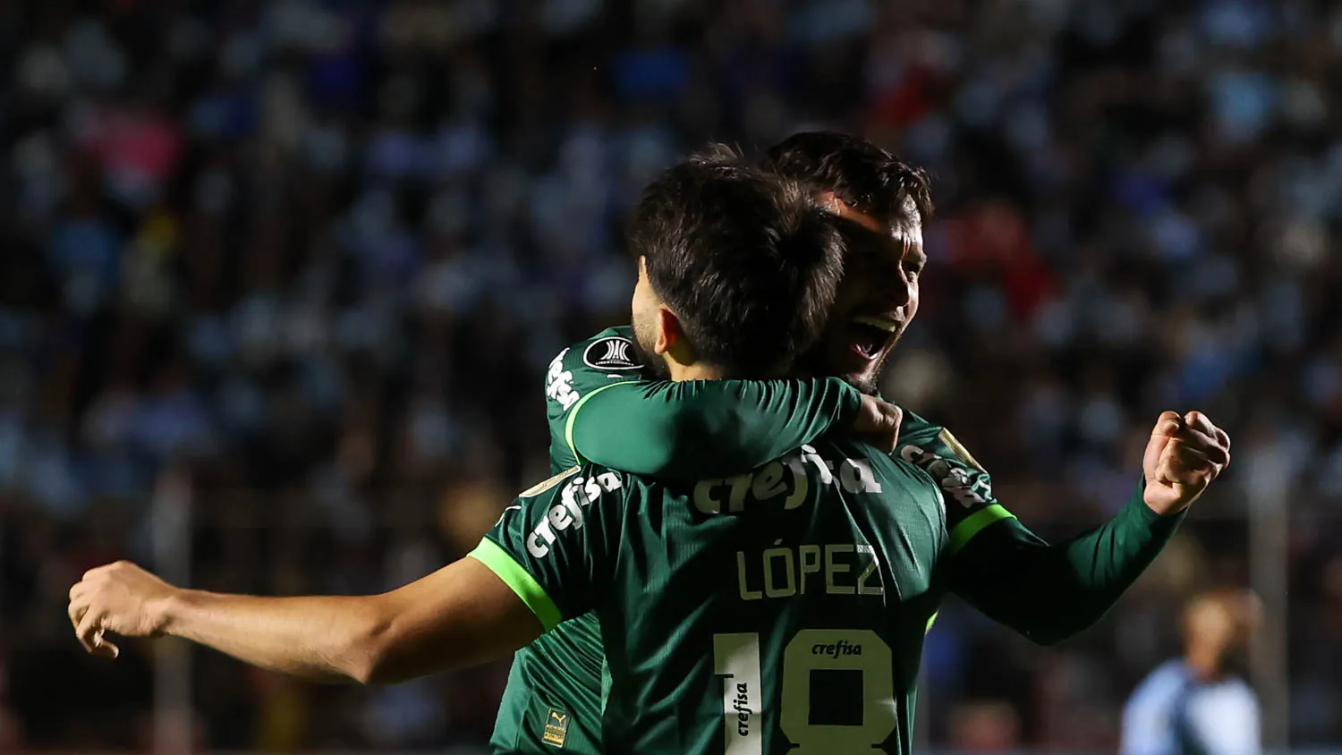 O jogador Flaco López comemora seu gol contra o Bolívar