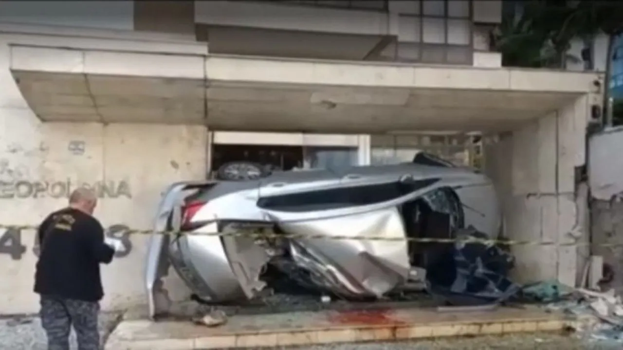Carro de  MC Biel Xcamoso bateu na fachada de prédio