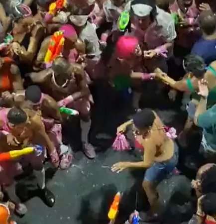 Agressão: Mulher molhada e empurrada no Carnaval por foliões de As Muquiranas