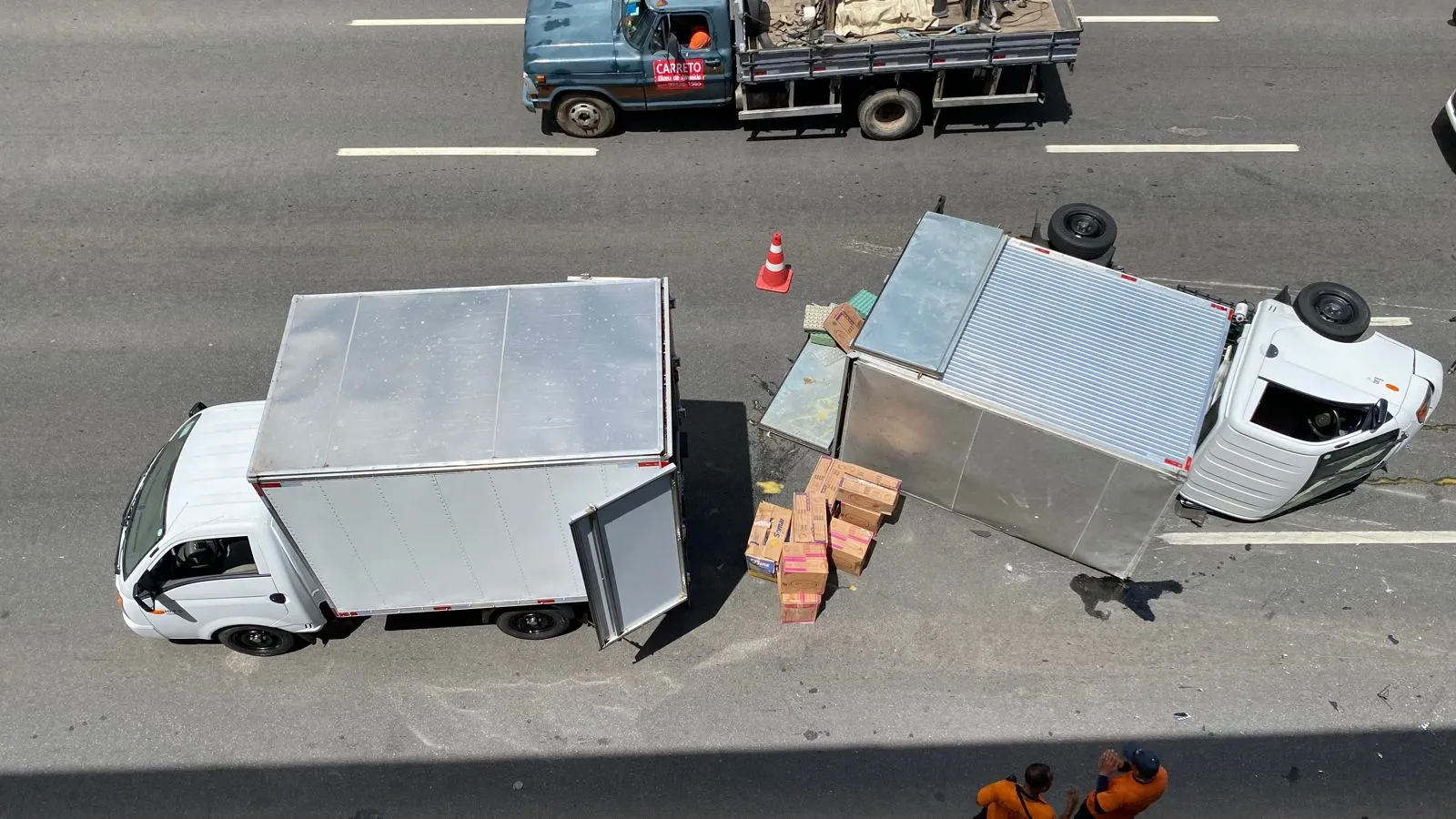Imagem ilustrativa da imagem Caminhão tomba e deixa três feridos na Avenida Paralela