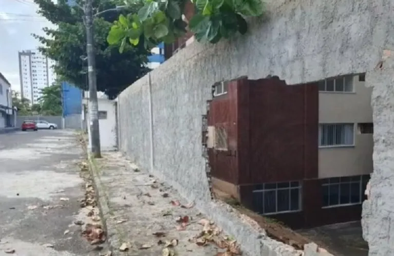Após o impacto, ficou um buraco no muro do condomínio