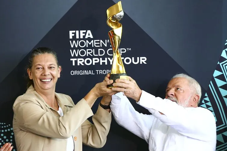 Estratégia Nacional para o Futebol Feminino foi assinada em ato no qual foi apresentada a Taça da Copa do Mundo
