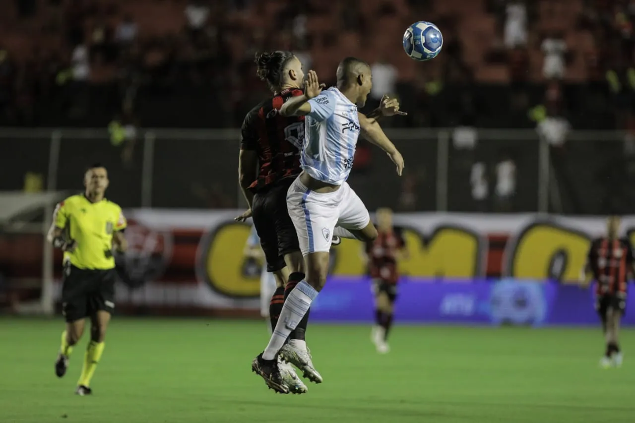 Léo Gamalho não marcou, mas fez seu papel à frente do ataque do Leão