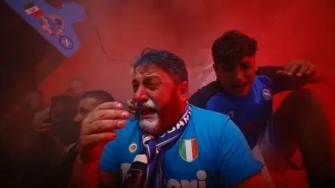 Torcedor chora com título do Napoli após empate com Udinese