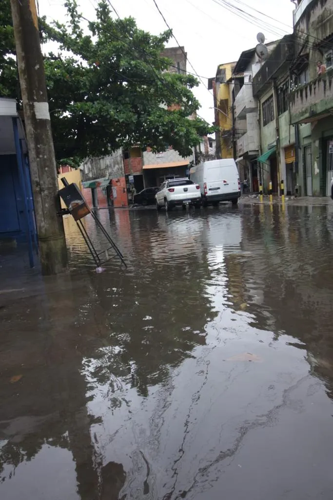 Imagem ilustrativa da imagem Chuvas causam transtornos em Salvador e a galera se vira como pode