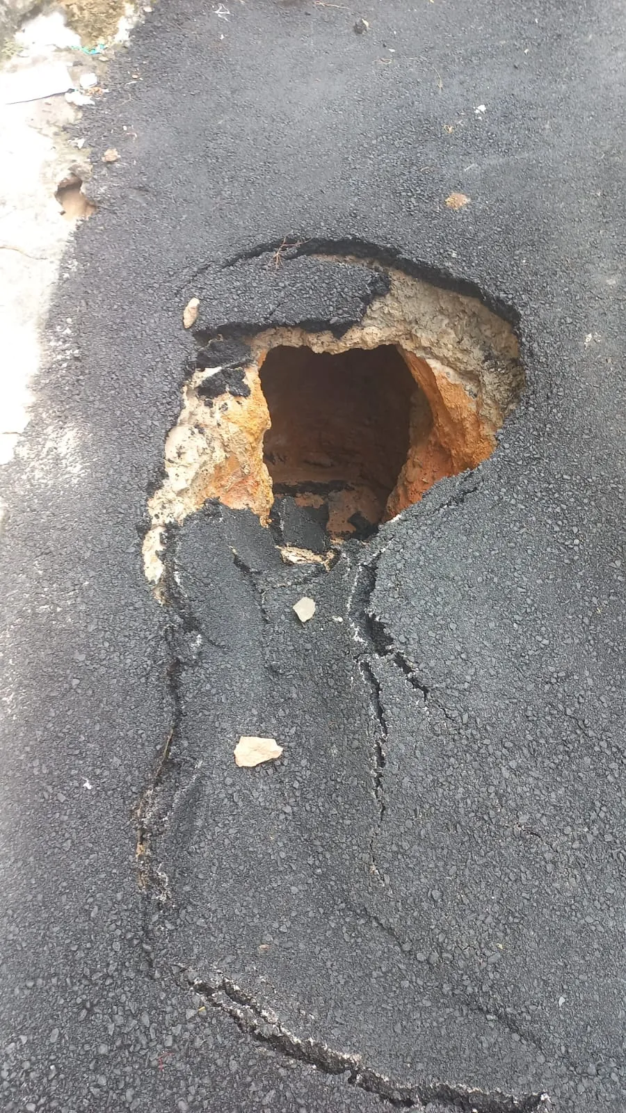 Buraco formado em uma rua no bairro de Mussurunga, em Salvador