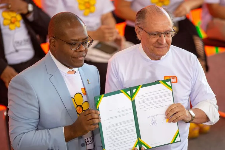 O ministro Silvio Almeida e o presidente em exercício Geraldo Alckmin durante cerimônia