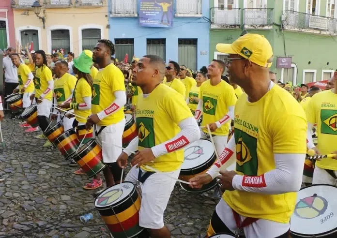 Banda baiana também se sensibiliza com ataques feitos a brasileiro na Espanha