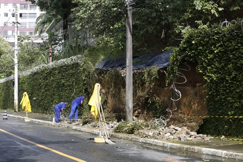 Parte de um muro, localizado na Rua Pacífico Pereira, também sofreu com as fortes chuvas