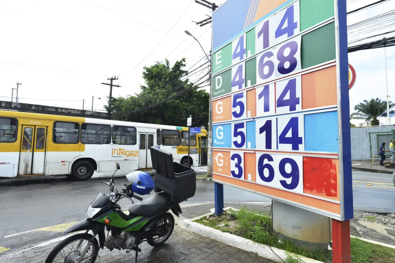 No estado, as práticas de preços são diferentes, já que os preços são definidos pela Acelen