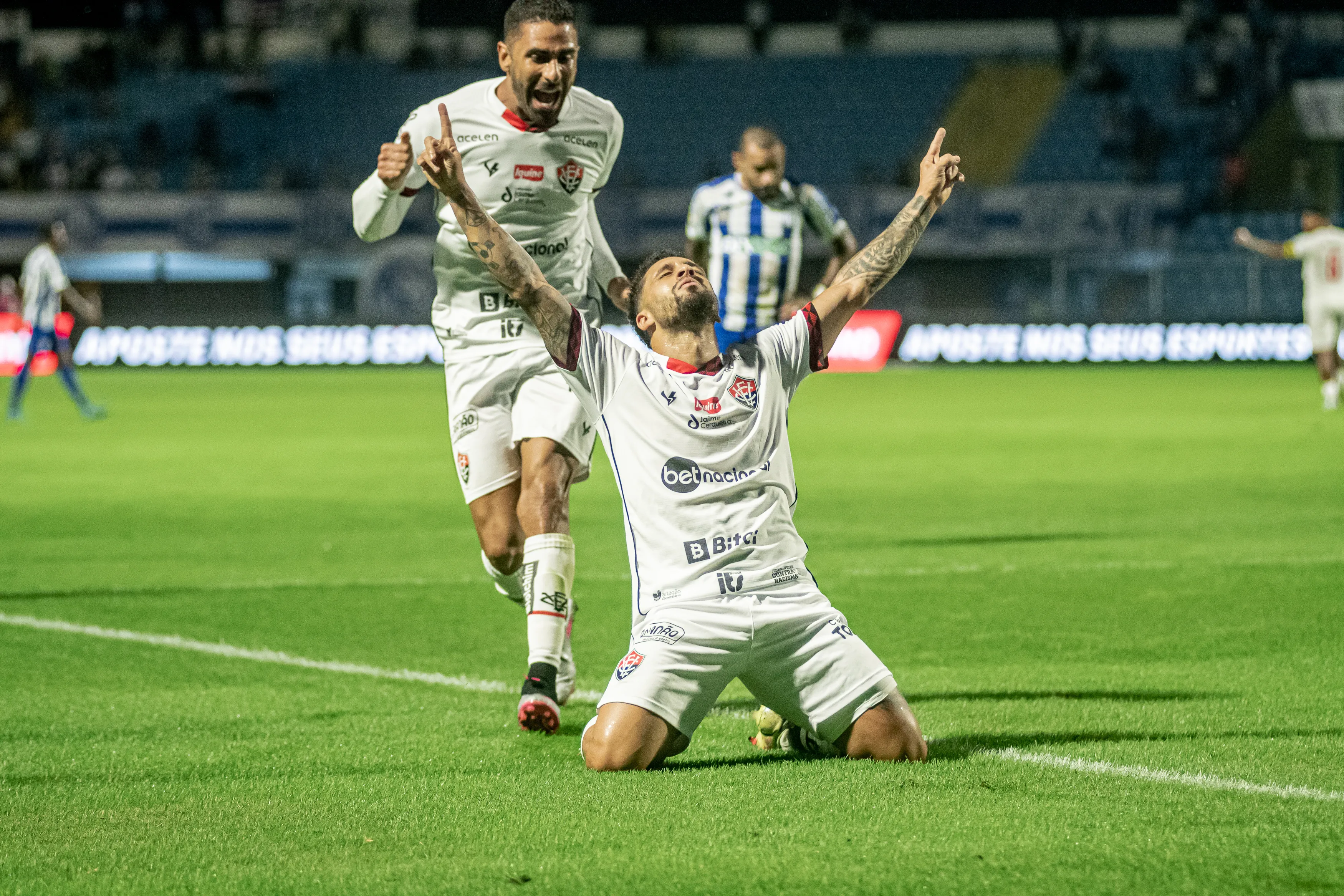 Wellington Nem marcou um golaço para o time baiano