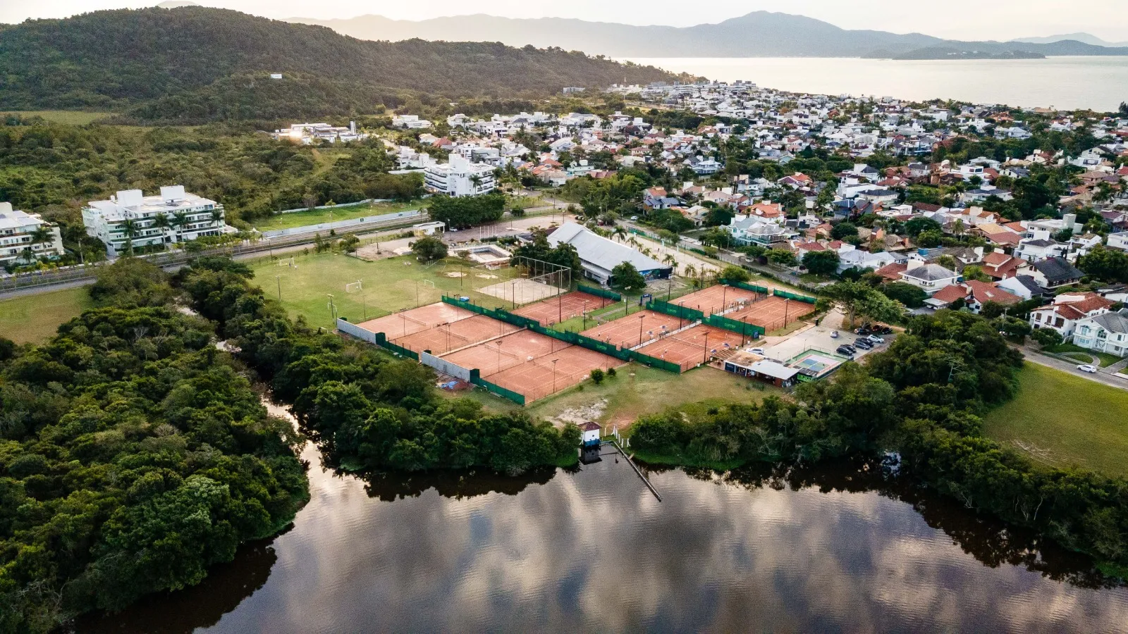O Super 9 Tennis Park pertence ao MundoTênis,  empresa líder em turismo de tênis na América Latina e o representante exclusivo da Rafa Nadal Academy no Brasil.