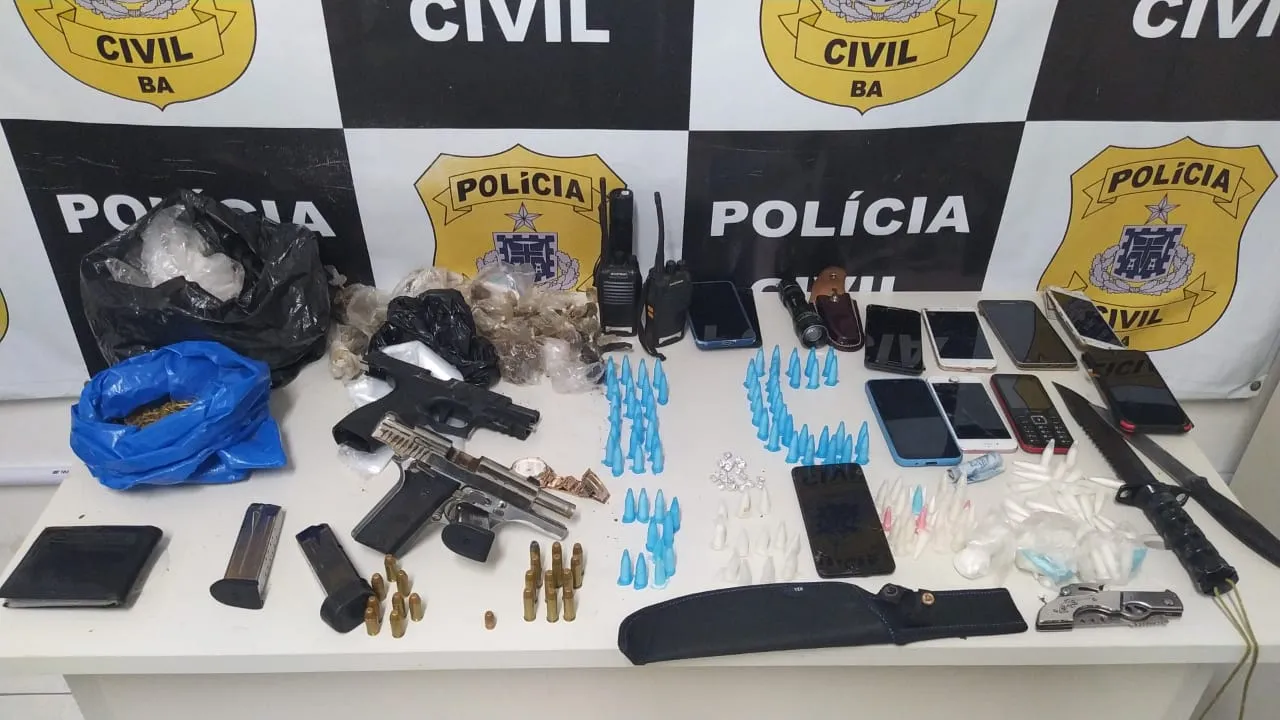 Armas e drogas apreendidas com bandidos