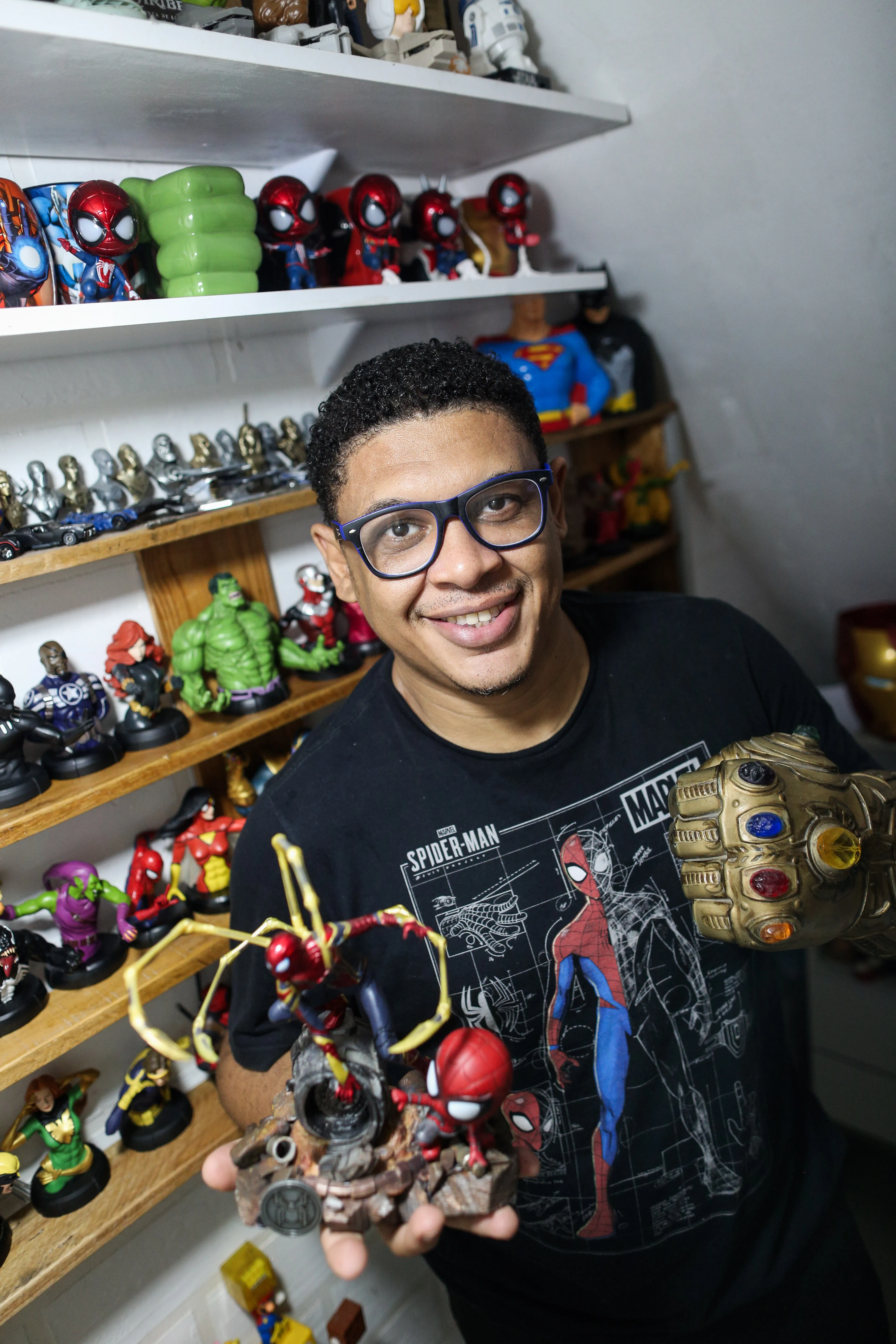 Agenor tem como diferencial a coleção de action-figures, contando com uma enorme coleção dos mais variados personagens da Marvel, DC, dentre outros