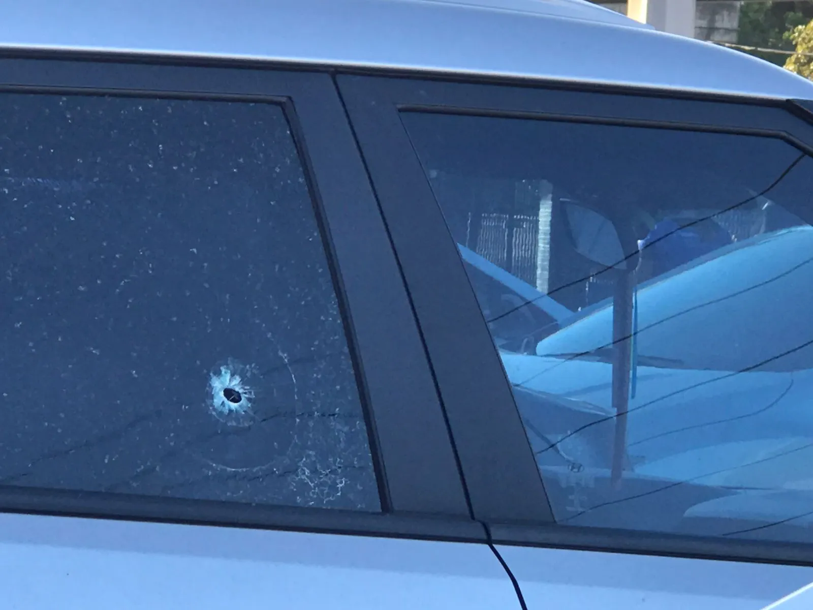 Carro atingido por bala no estacionamento