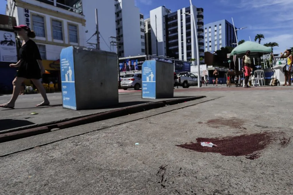 Na calçada ainda é possível ver a marca de sangue deixada pelo corpo