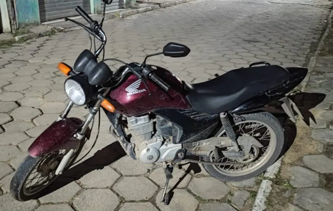 Criminosos foram capturados com uma motocicleta roubada da marca Honda