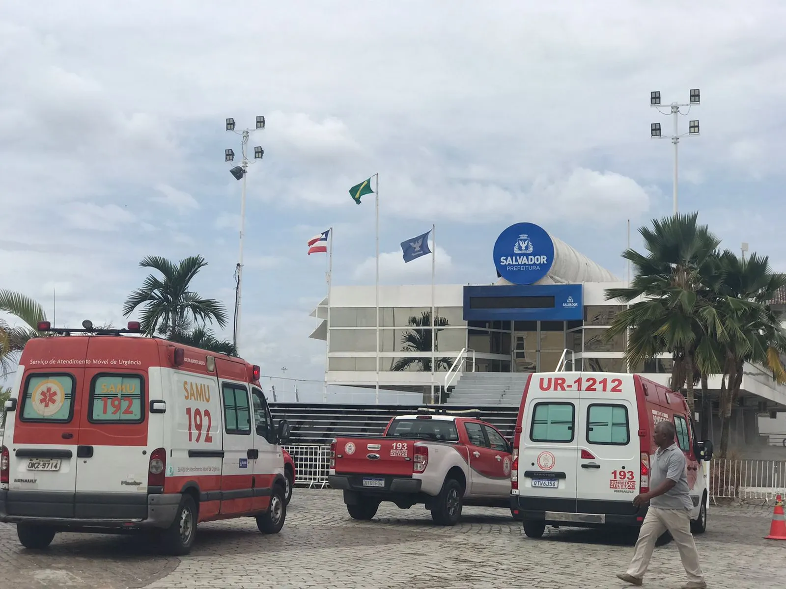 Equipes do Bombeiros e do Samu trabalham no incêndio que atingiu o prédio da prefeitura de Salvador