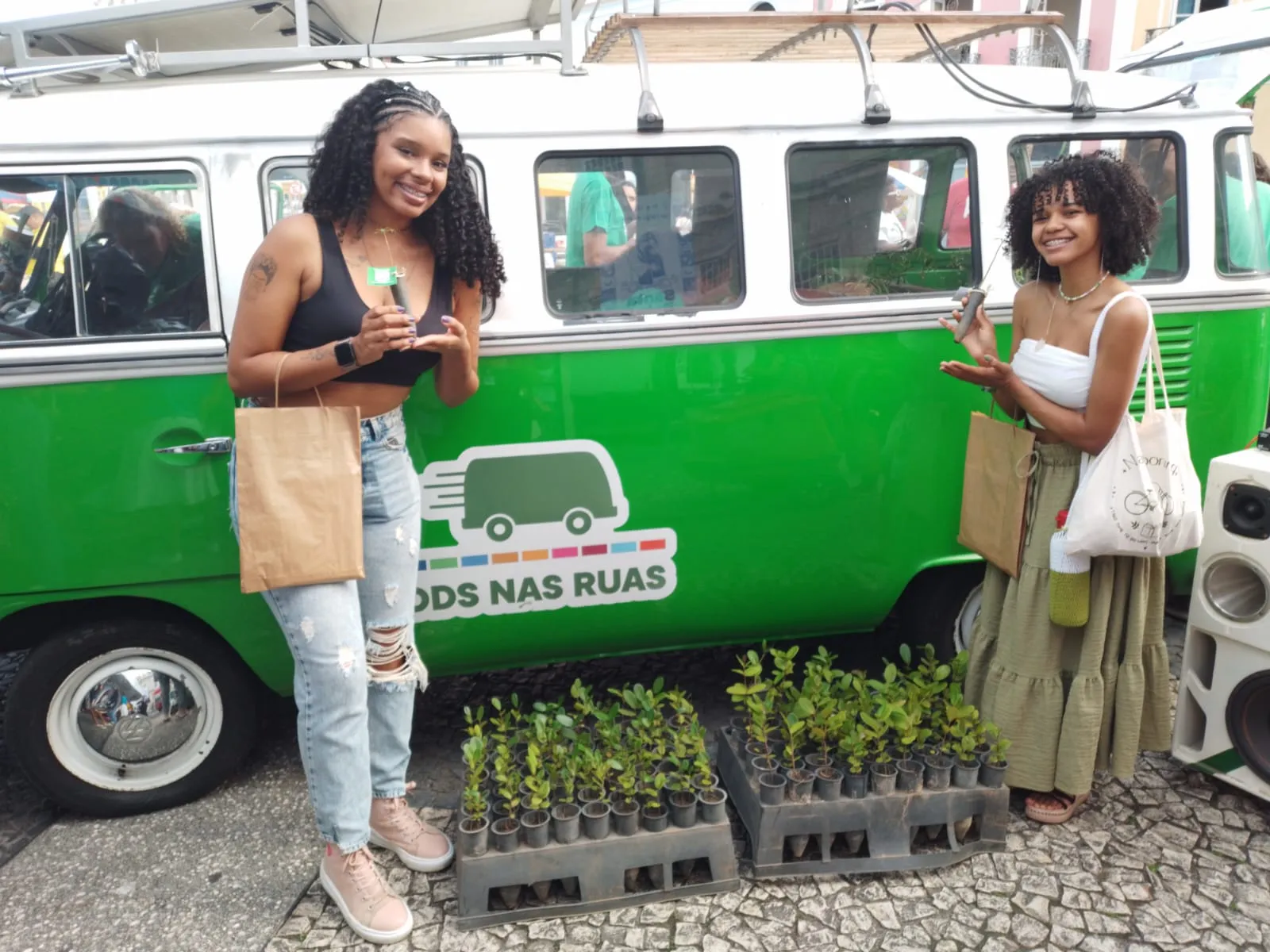 Stefany e Ana Beatriz garantiram suas plantinhas