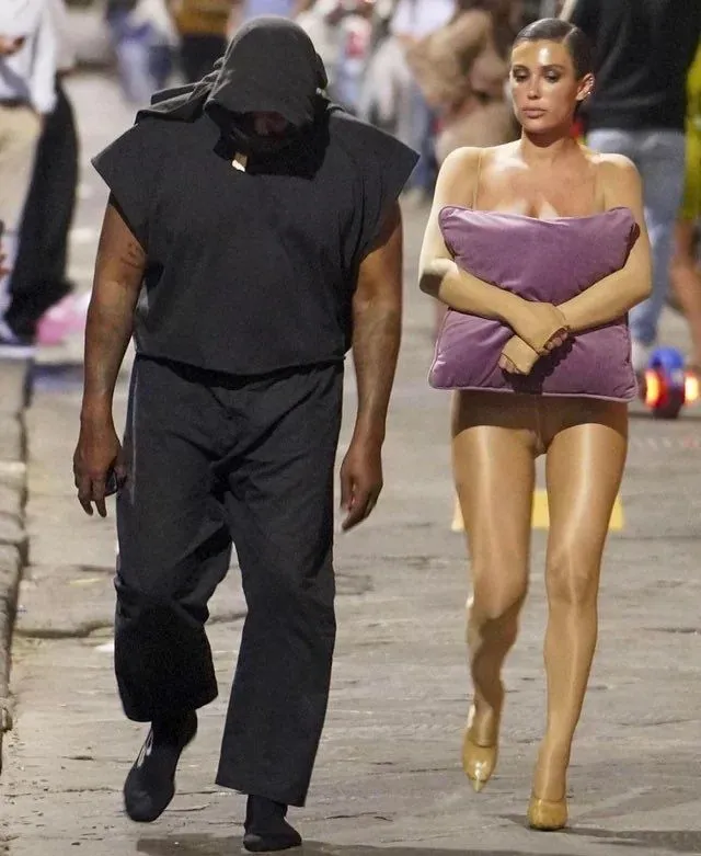 Kanye West e Bianca Censori fizeram compras na grife Marni, na Itália