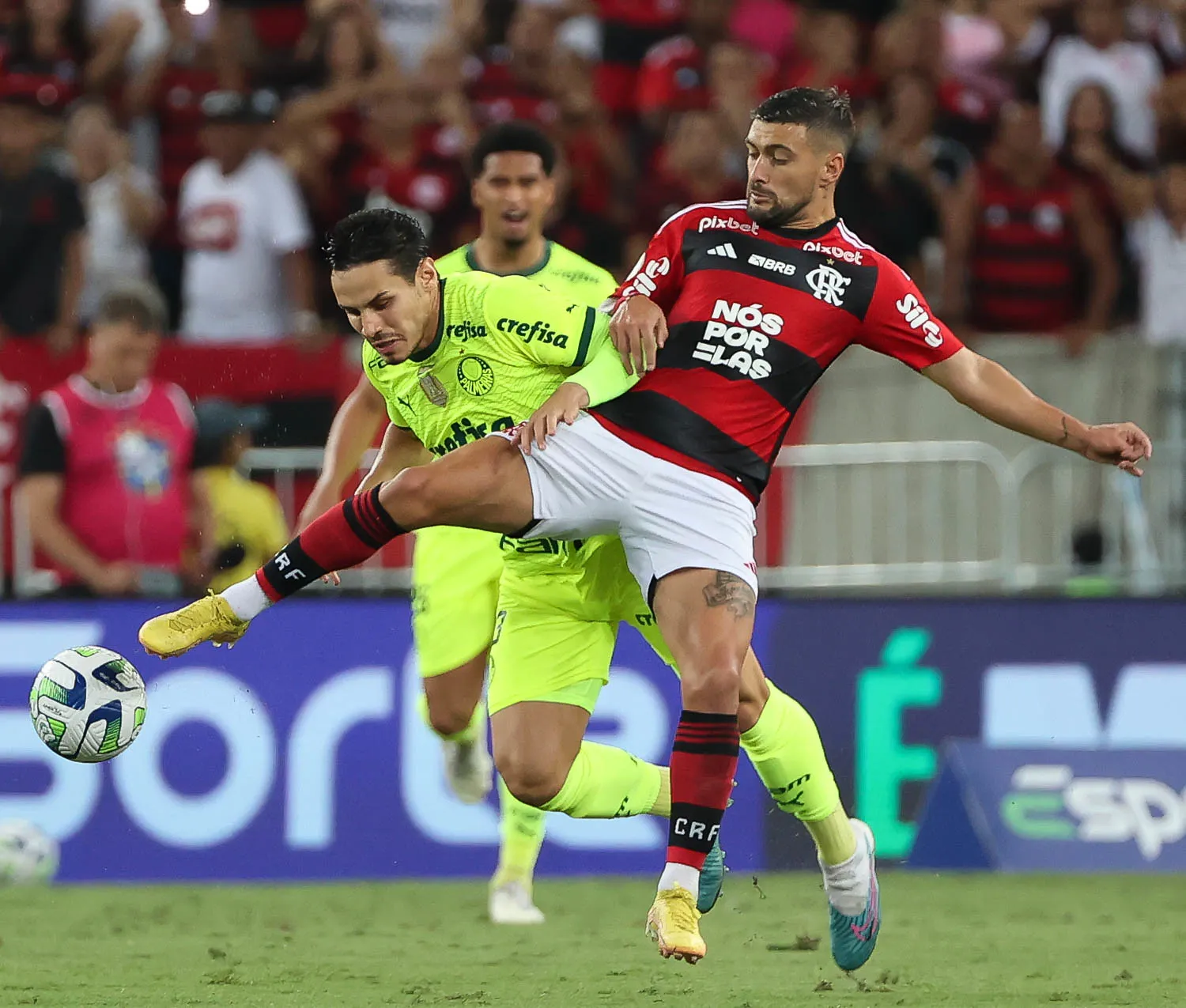 Atlético atropela o Flamengo no Maracanã e entra de vez na briga