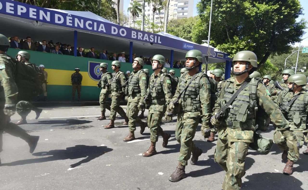 Passagem do exército durante o desfile da Independência