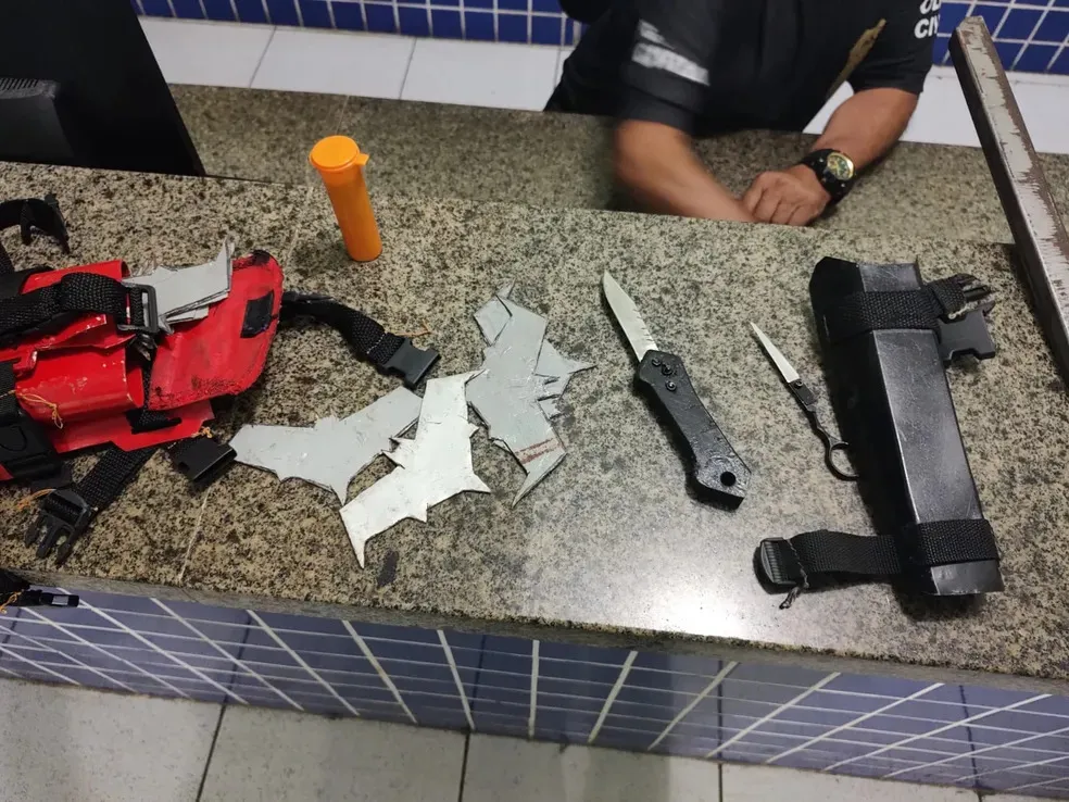 Rodrigo da Silva estava vestido com adereços de morcego, dentre eles um "batarangue".