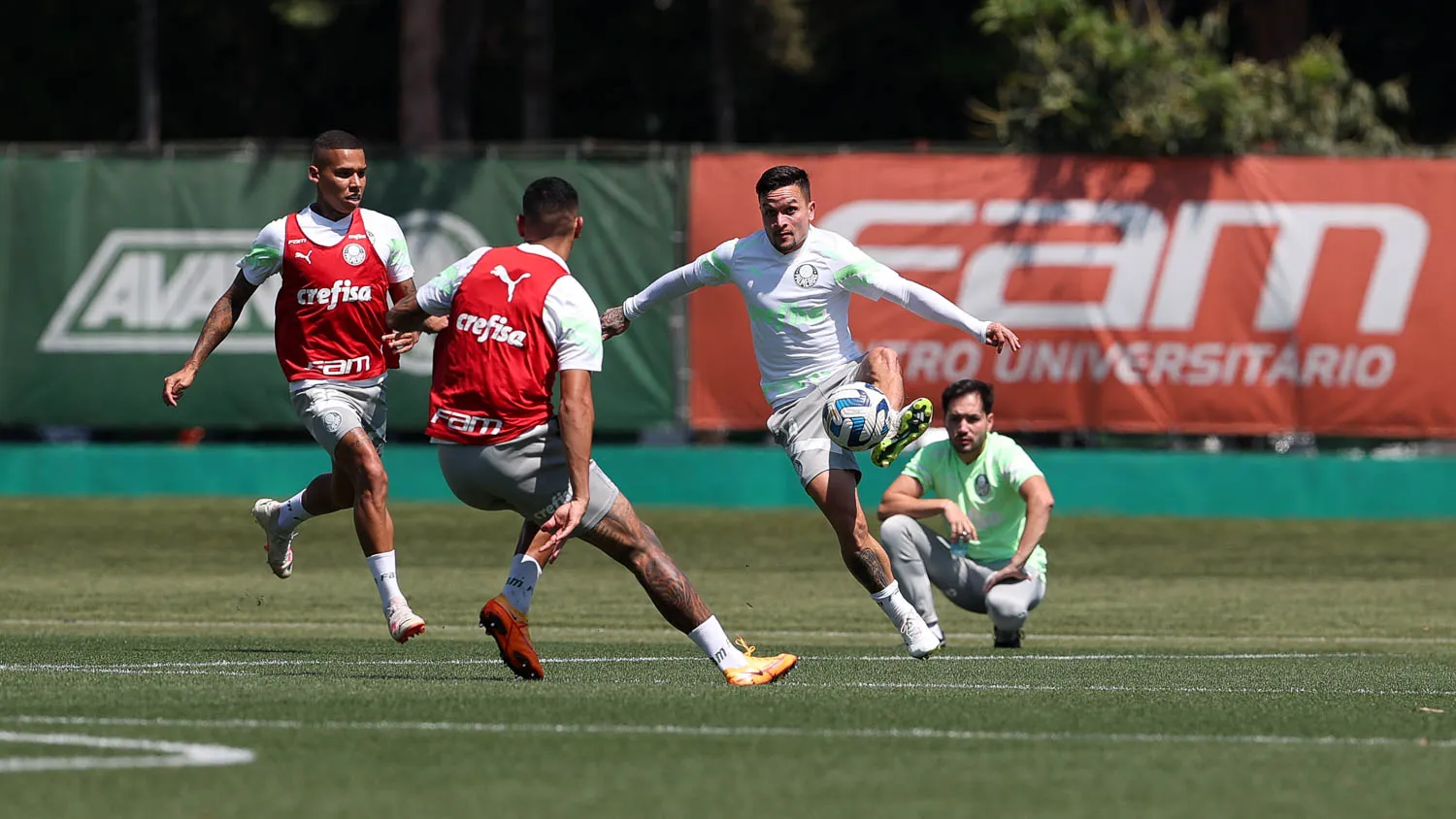 Os jogadores Garcia, Naves e Artur em treino do Palmeiras