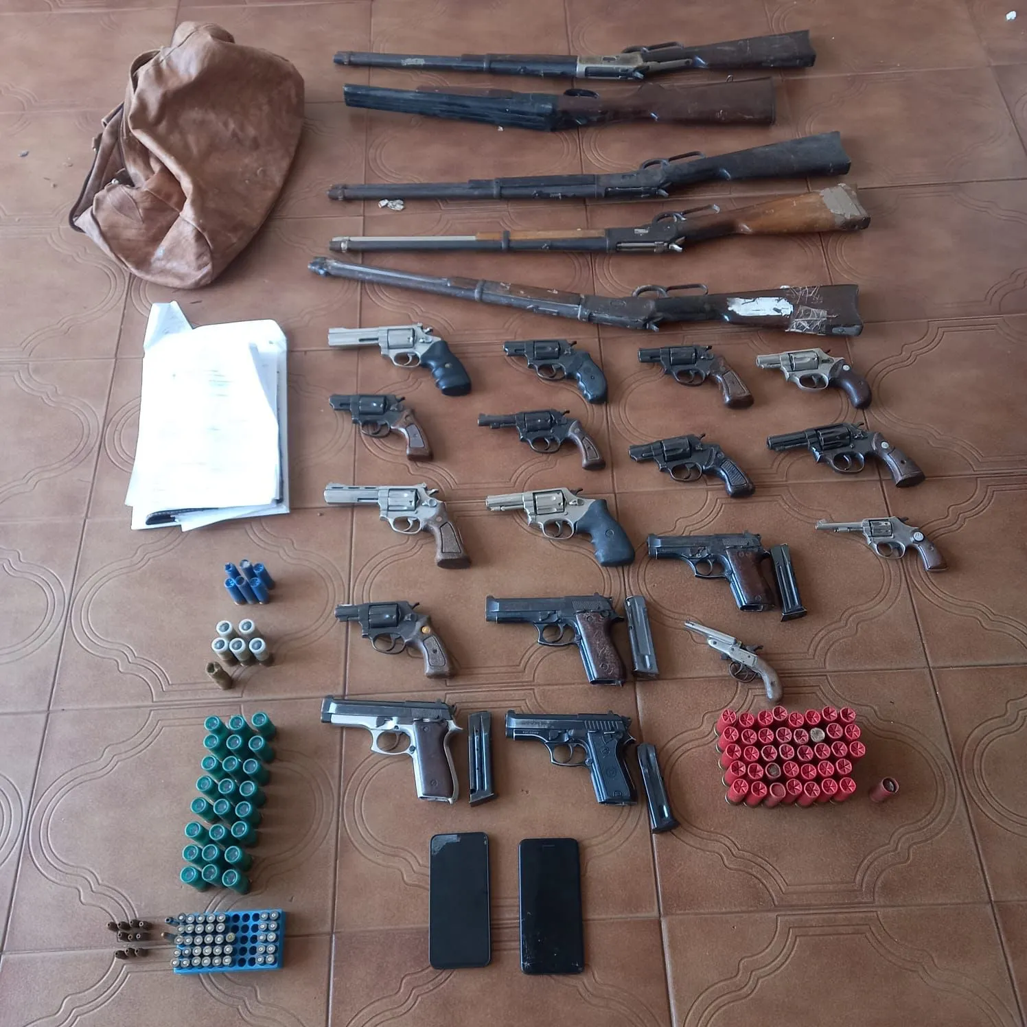 Polícia apreende 300 réplicas de armas à venda em Aparecida, SP - Jornal O  Globo