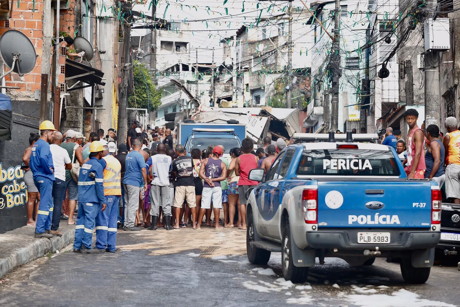 Desgovernado, caminhão bateu em vários carros até tombar, derrubando um poste