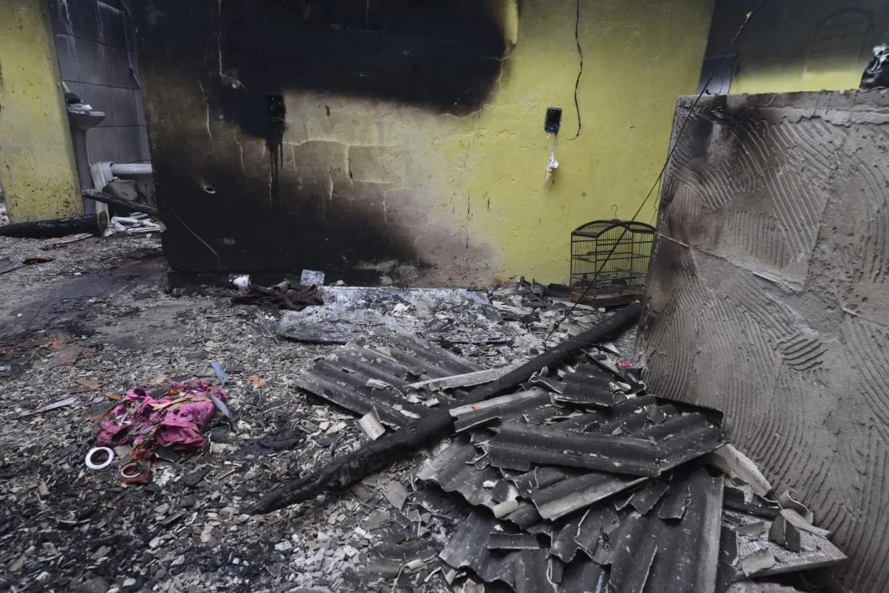 Após disparos, casa ao lado foi incendiada e pessoas morreram carbonizadas