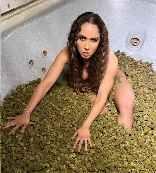 Imagem ilustrativa da imagem Mulher Melão tira a roupa e 'se afoga' em banheira de maconha; Veja