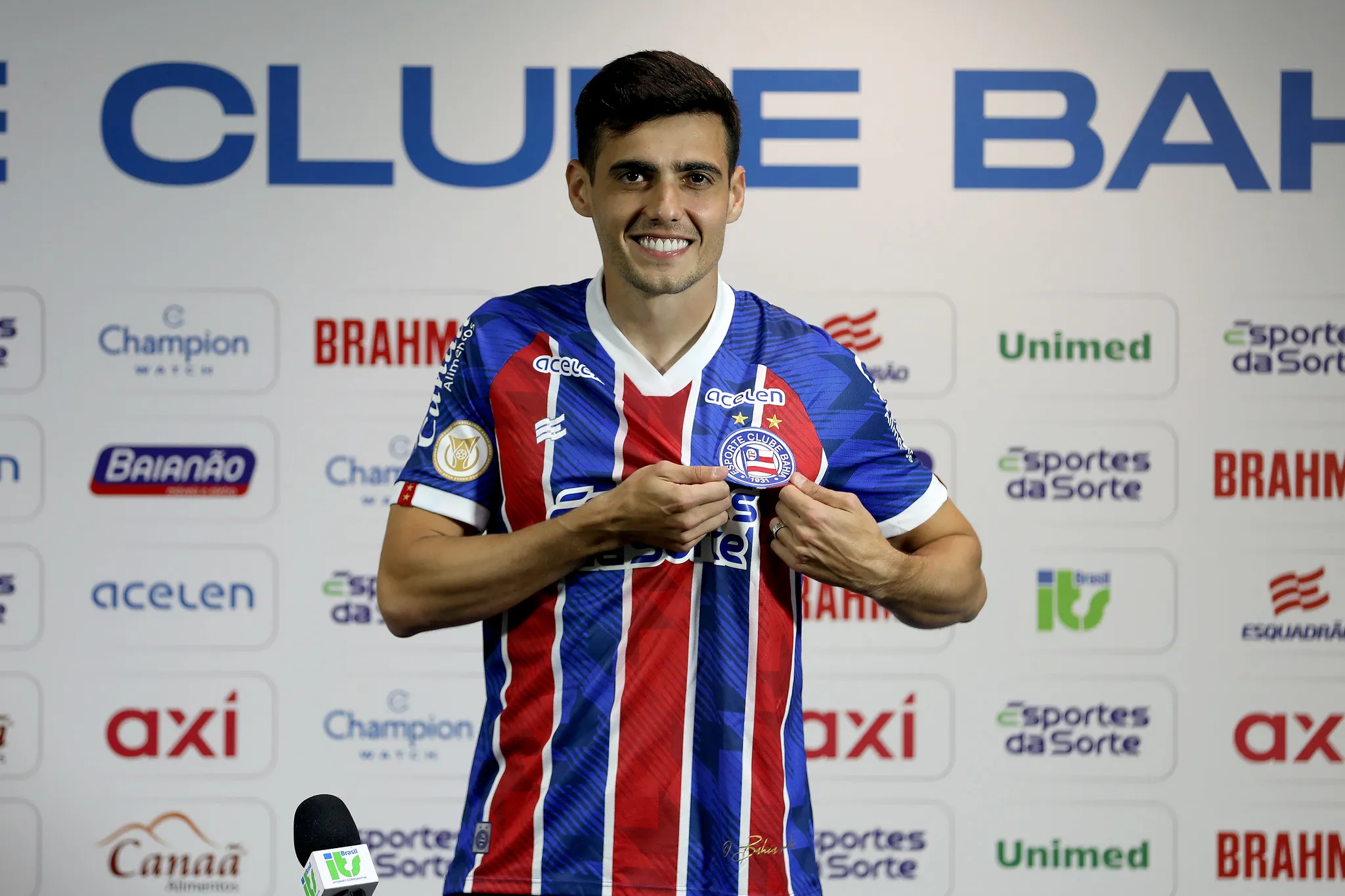 Léo Cittadini com a camisa do Bahia em sua apresentação